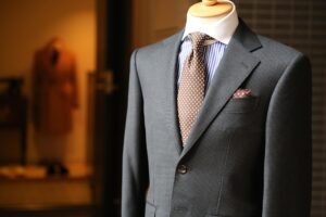 Pourquoi choisir un costume sur mesure à Aix pour votre mariage ?
